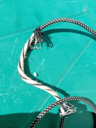 Plancha antigua con cable dañado