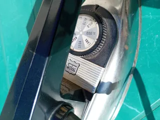 Plancha antigua con cable dañado