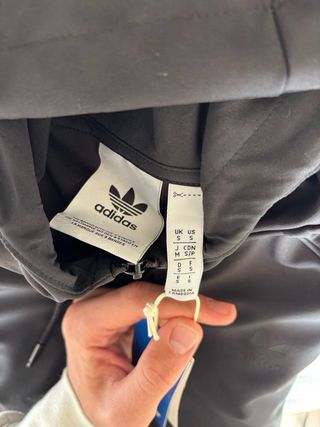 Chaqueta Adidas con capucha negra