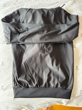 Chaqueta Adidas con capucha negra