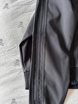 Chaqueta Adidas con capucha negra