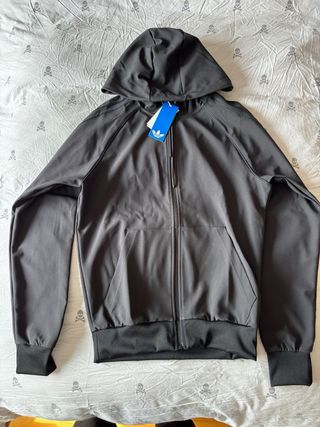 Chaqueta Adidas con capucha negra