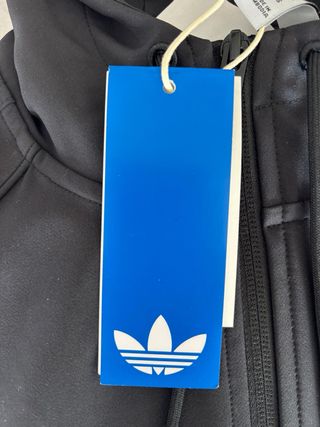 Chaqueta Adidas con capucha negra