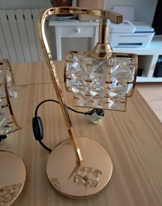 Elegantes lámparas de mesa doradas