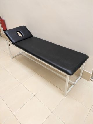 Camilla fija negra uso sanitario