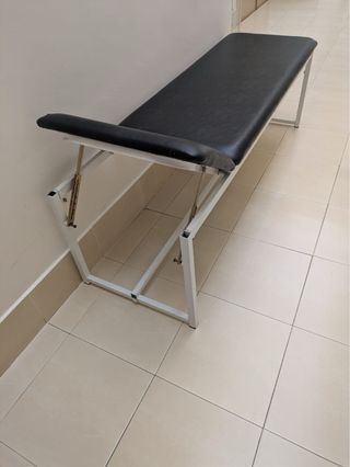 Camilla fija negra uso sanitario