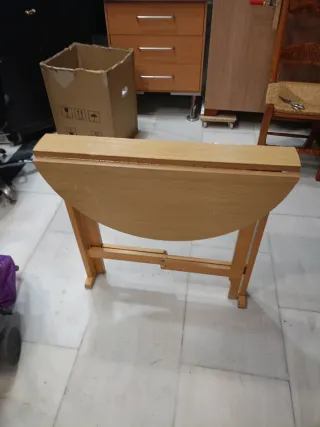 Mesa redonda plegable de madera