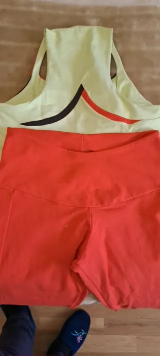 Conjunto deportivo Naffta verde y naranja