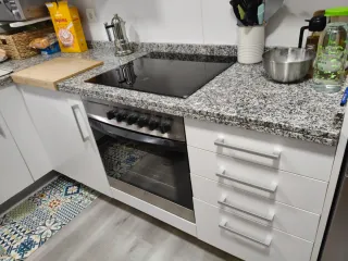 mueble de cocina con mármol y fregadero y grifo