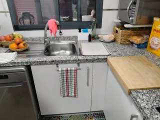 mueble de cocina con mármol y fregadero y grifo