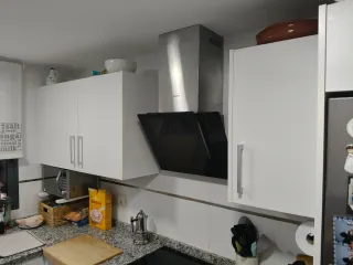 mueble de cocina con mármol y fregadero y grifo
