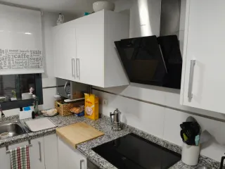 mueble de cocina con mármol y fregadero y grifo