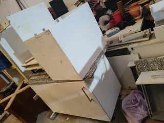 mueble de cocina con mármol y fregadero y grifo