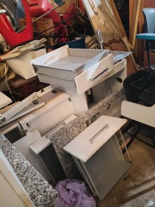 mueble de cocina con mármol y fregadero y grifo