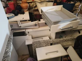 mueble de cocina con mármol y fregadero y grifo