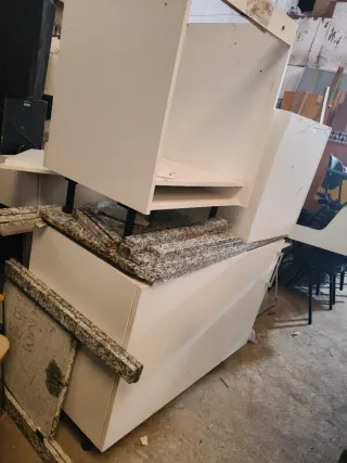 mueble de cocina con mármol y fregadero y grifo