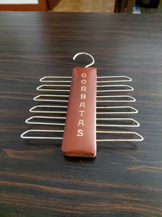 Colgador de corbatas de piel