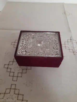 Caja terciopelo y metal plateado decorada