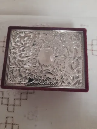 Caja terciopelo y metal plateado decorada