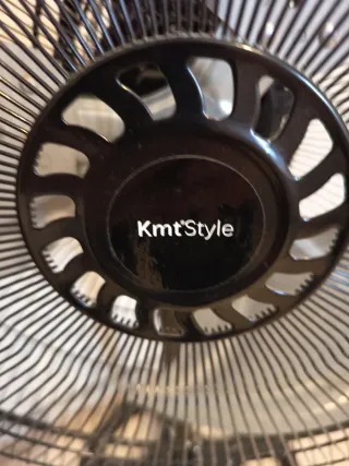 Ventilador de pie plateado y negro