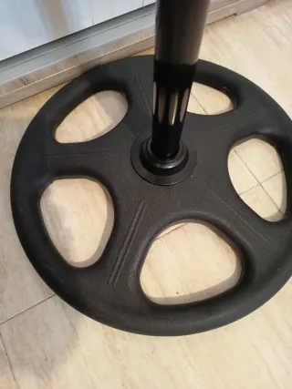 Ventilador de pie plateado y negro