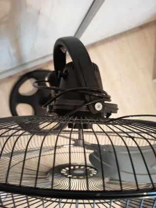 Ventilador de pie plateado y negro