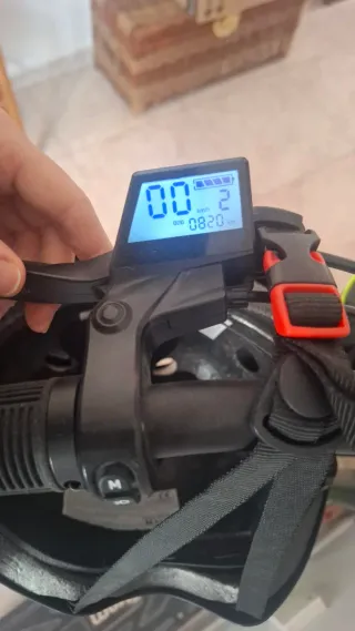 Patinete eléctrico con casco y candado