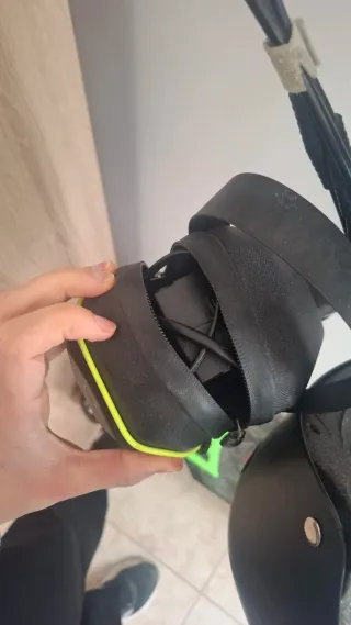 Patinete eléctrico con casco y candado