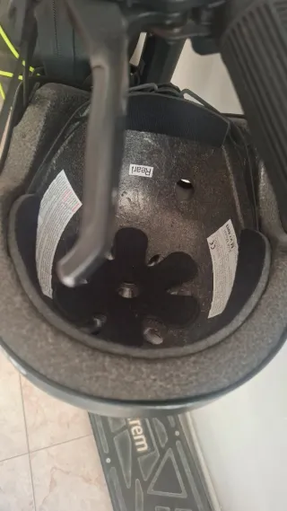 Patinete eléctrico con casco y candado