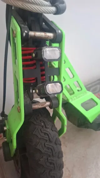 Patinete eléctrico con casco y candado