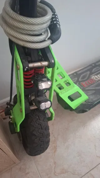 Patinete eléctrico con casco y candado