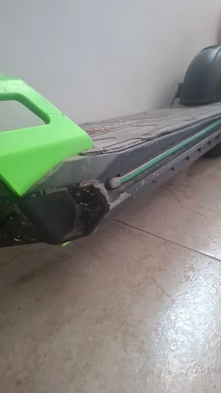 Patinete eléctrico con casco y candado