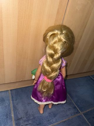 Muñeca Rapunzel con Pascal