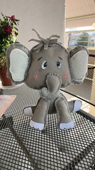 Elefantino fatto a mano in feltro