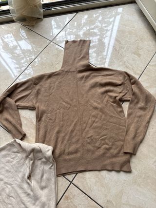 2 maglioni collo alto beige e marrone