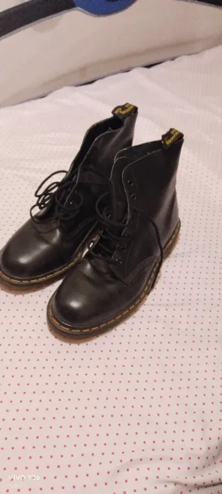 Botas Dr. Martens hombre piel de color negro.