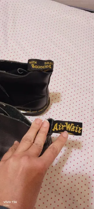 Botas Dr. Martens hombre piel de color negro.