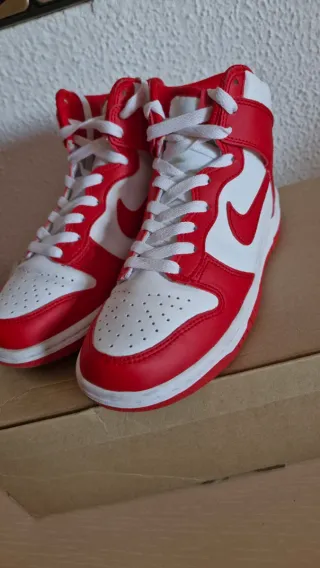 Nike Dunk High Rojos y Blancos