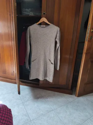 Vestito beige con tasche