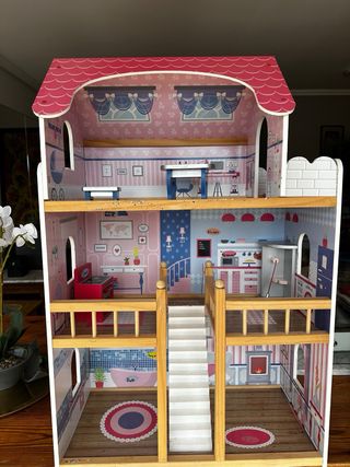 Casita de muñecas de madera