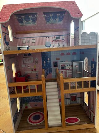 Casita de muñecas de madera