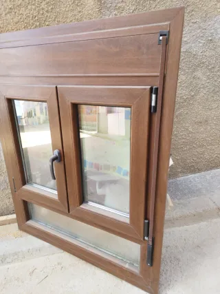 Ventana de PVC marrón 119 cm alto 97cm ancho
