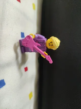 Lego chica guitarrista morada