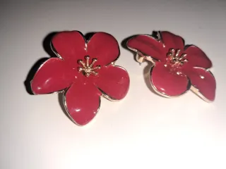 Pendientes flor roja con borde dorado
