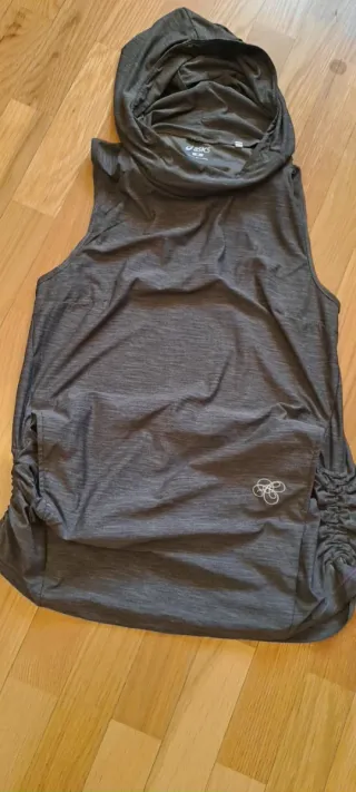 Camiseta Asics sin mangas con capucha