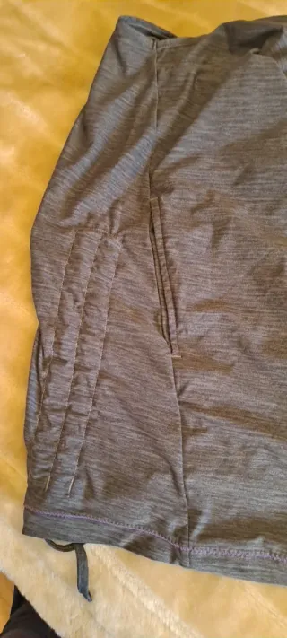 Camiseta Asics sin mangas con capucha