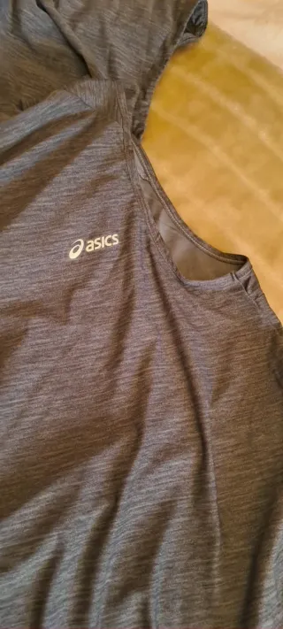 Camiseta Asics sin mangas con capucha
