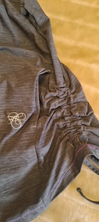 Camiseta Asics sin mangas con capucha