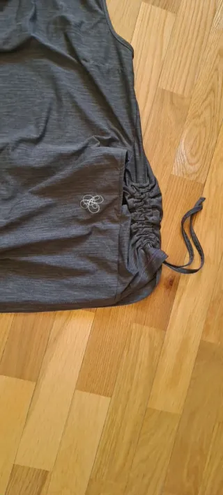 Camiseta Asics sin mangas con capucha