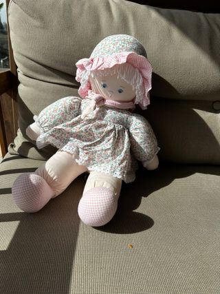 Muñeca de tela floral con sombrero